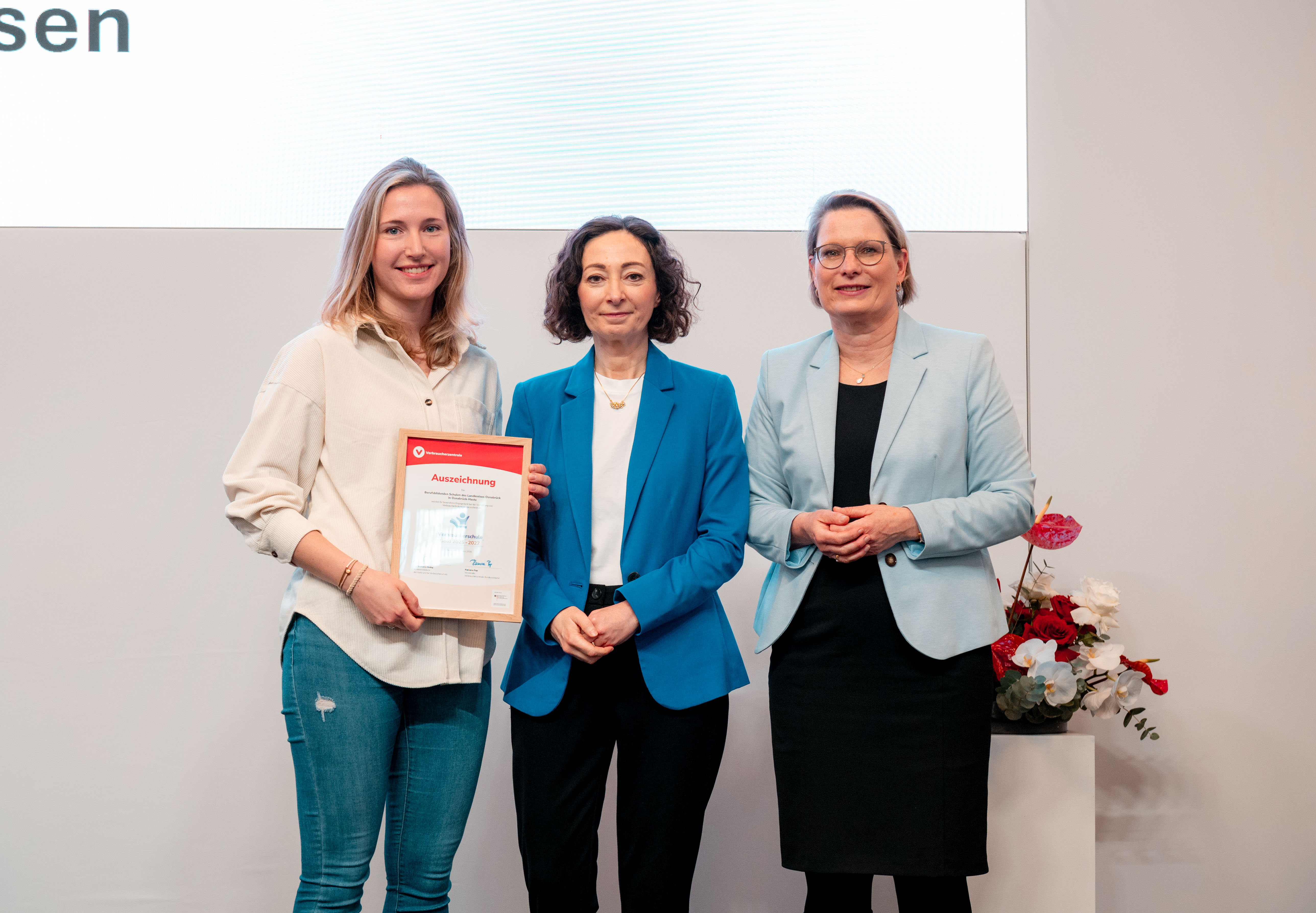 Frau Schowe bei der offiziellen Verleihung in Berlin. Dort hat sie die Auszeichnung persönlich von Stefanie Hubig, Bundeministerin für Justiz und Verbraucherschutz, und Ramona Pop, Vorständin Verbraucherzentrale Bundesverband, entgegengenommen